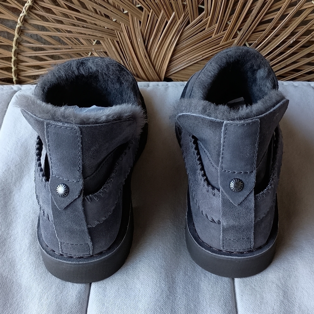 NWOT UGG Mckay Grey Gray Suede Sheepskin Ankle Boots Booties Shoe_8.5 - Picture 3 of 6